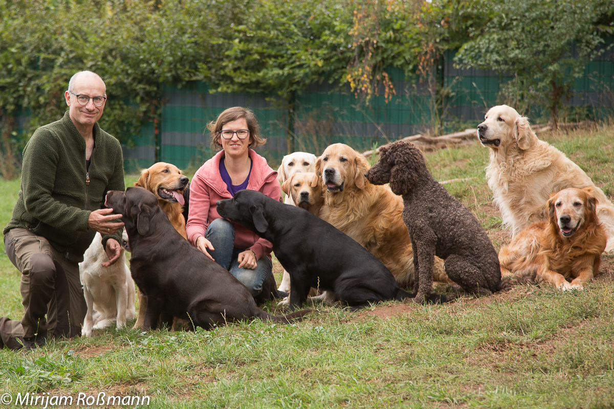 Mirijam und Jan Roßmann, kniend, mit 10 Hunden