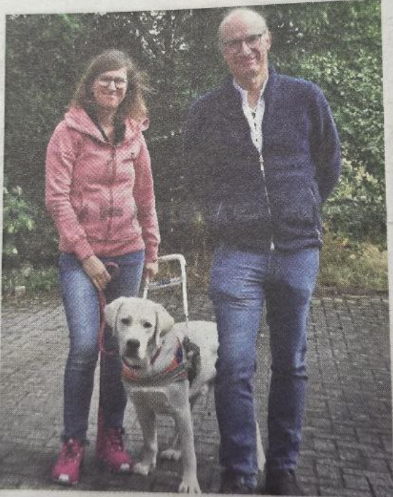 Mirijam und Jan Roßmann mit hellgelbem Labrador im Führbügel