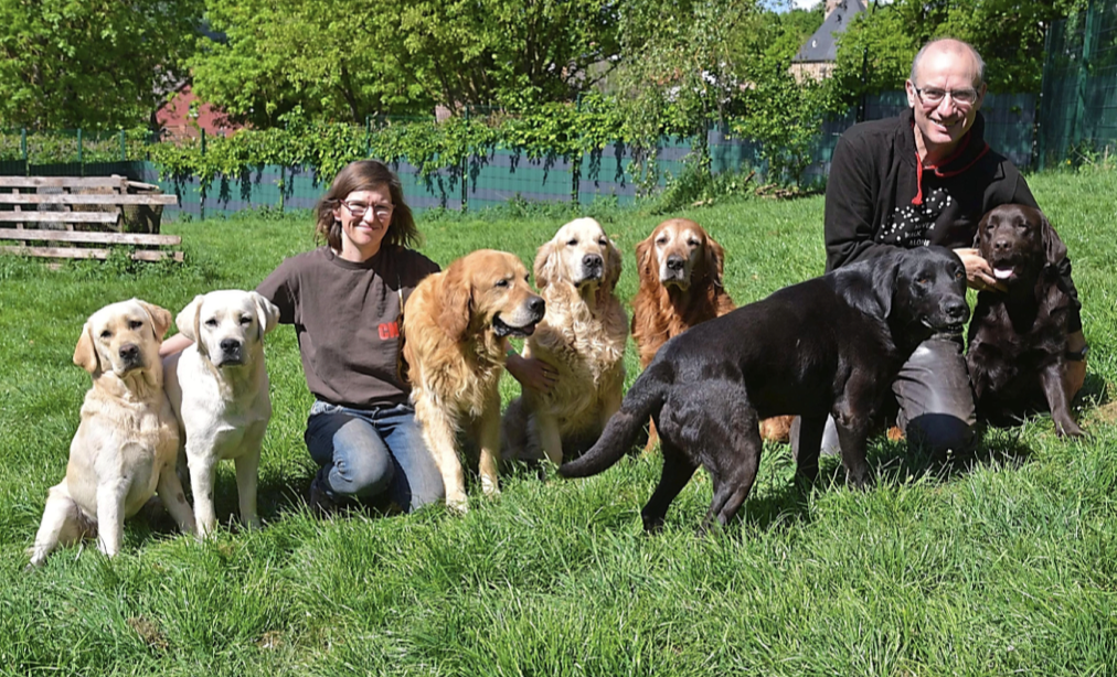 Mirijam und Jan Roßmann, kniend, mit 7 Hunden